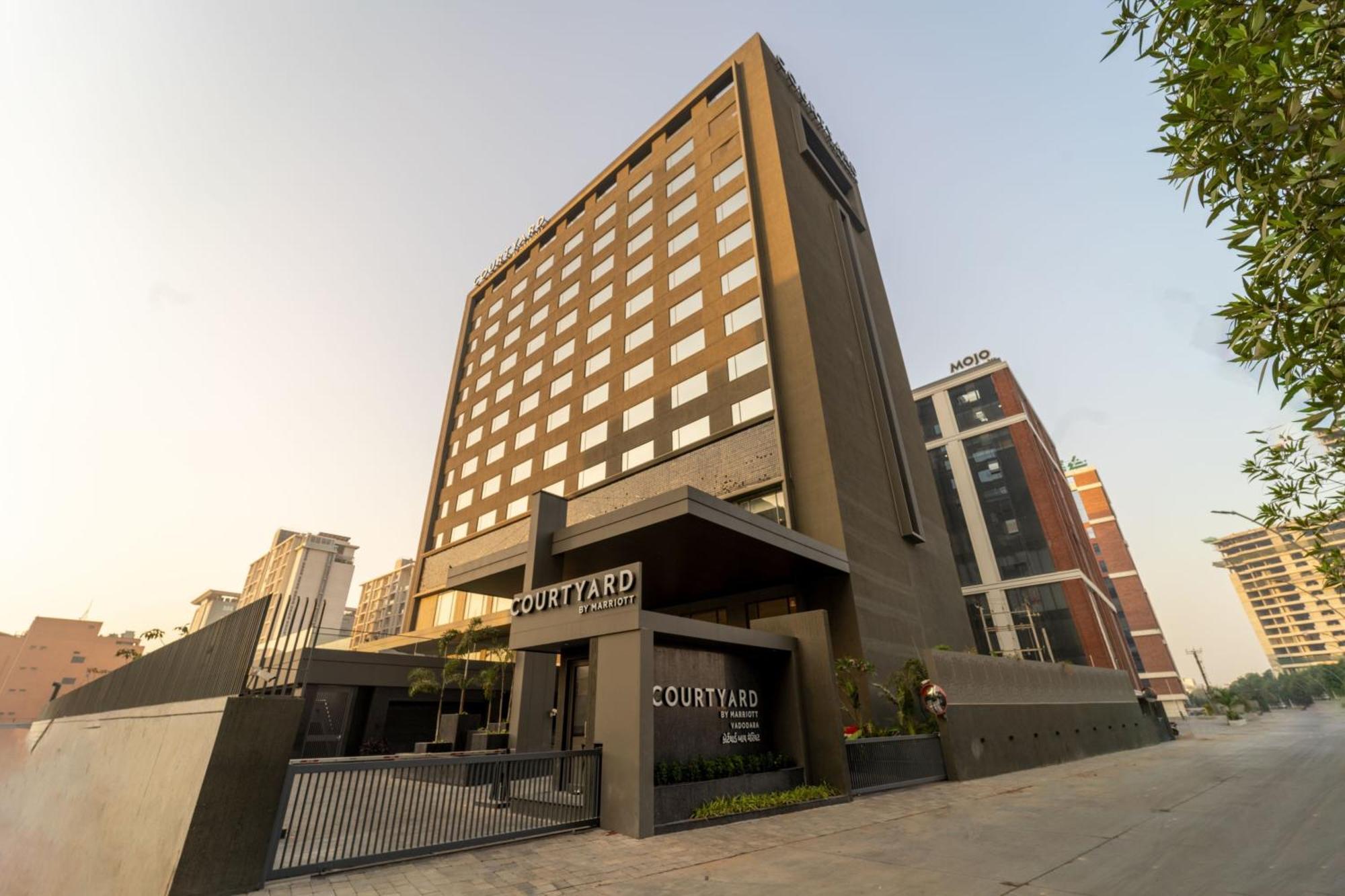 Courtyard By Marriott วาโดดารา ภายนอก รูปภาพ